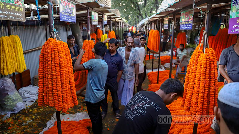 Traders sell a garland of 20 marigold or Ganda flowers at Tk 50 at the morning wholesale flower market in Dhaka’s Shahbagh.