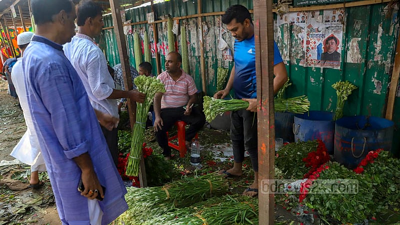 The price of 50 pieces of tuberose or Rajnigandha sticks starts from Tk 300 in the morning wholesale flower market in Shahbagh. The price goes up depending on the quality of the flower sticks.