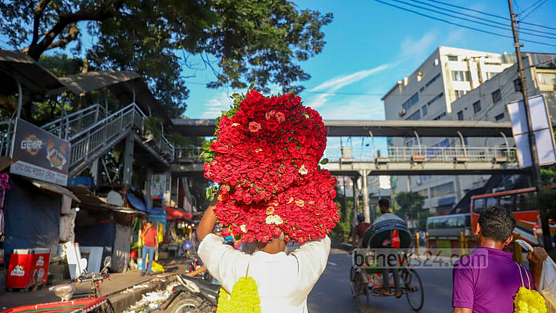Various types of local and foreign flowers are available in the wholesale flower market of Dhaka’s Shahbagh in the morning. Depending on the variety, 100 or 150 pieces of flowers are sold as a bouquet.