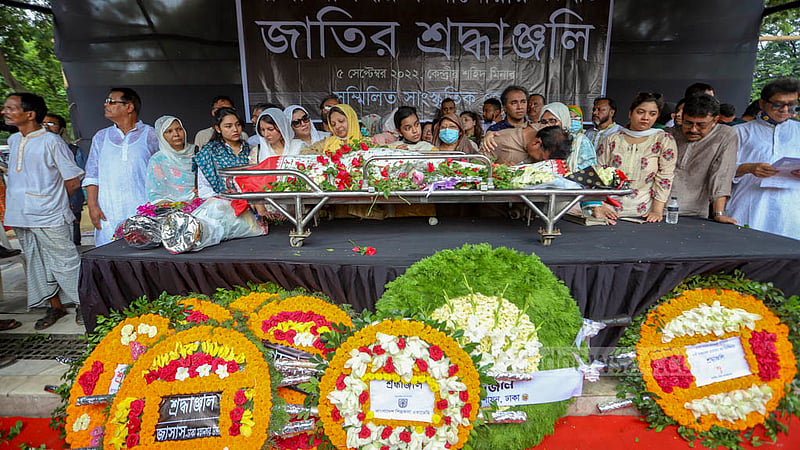 Relatives mourn Gazi Mazharul Anwar as people pay their last respects to renowned lyricist at the Central Shaheed Minar in Dhaka on Monday, Sept 5, 2022.