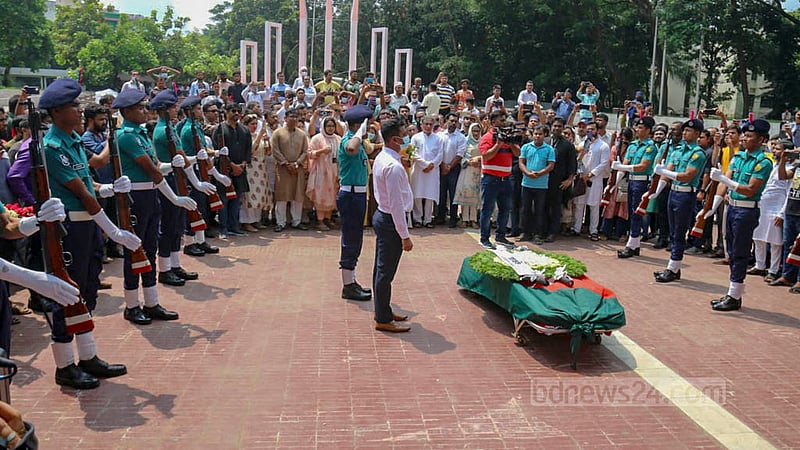 An executive magistrate leads the guard of honour to renowned lyricist and freedom fighter Gazi Mazharul Anwar at the Central Shaheed Minar in Dhaka on Monday, Sept 5, 2022.