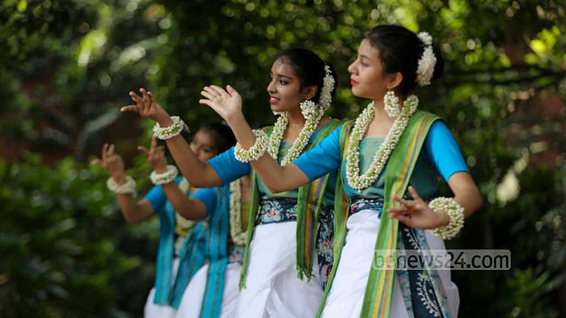 Artistes perform a dance routine at the Autumn Festival organised by Chhayanaut at Dhaka University's Faculty of Fine Arts premises on Friday, Sept 30, 2022.