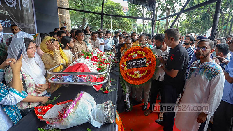 Political organisations paid their last respects to renowned lyricist Gazi Mazharul Anwar at the Central Shaheed Minar in Dhaka on Monday, Sept 5, 2022.