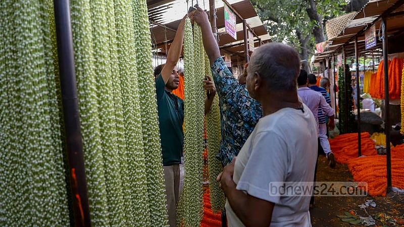 Gazra, locally known as Kath Beli, are also available at the morning wholesale flower market in Dhaka’s Shahbagh. These flowers are widely used for hair garlands or at weddings. A garland of 100 pieces of Gazra was sold at Tk 150 on Friday, Sept 2, 2022.