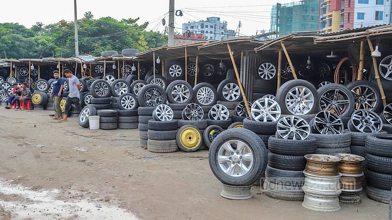 There are 15 to 20 shops on Uttara's Sonargaon Janapath Road in the Khalpar area where used tyres are sold at cheaper prices.