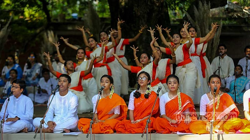Artistes perform at the Autumn Festival organised by Chhayanaut at Dhaka University's Faculty of Fine Arts premises on Friday, Sept 30, 2022.