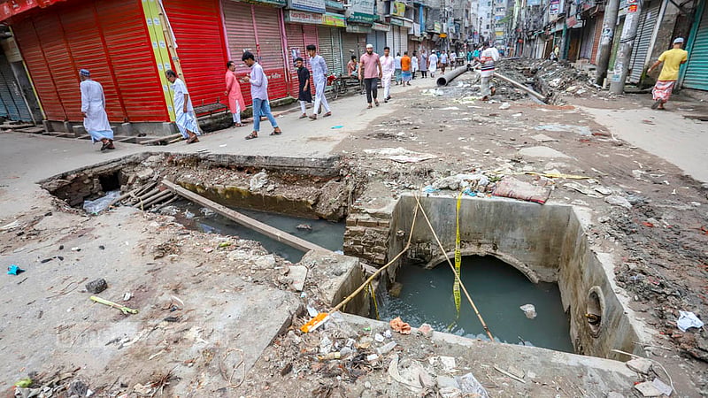 French Road in Old Dhaka’s Naya Bazar has been dug up for the installation of sewage and water pipes. As the work is not yet complete in many places, accidents occur due to the open pits.