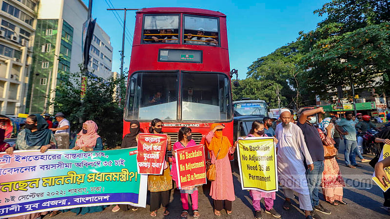 Traffic at the Shahbagh intersection in Dhaka comes to a halt on Friday, Sept 9, 2022, during protests demanding that the government raise the maximum age for job application to 35 years.