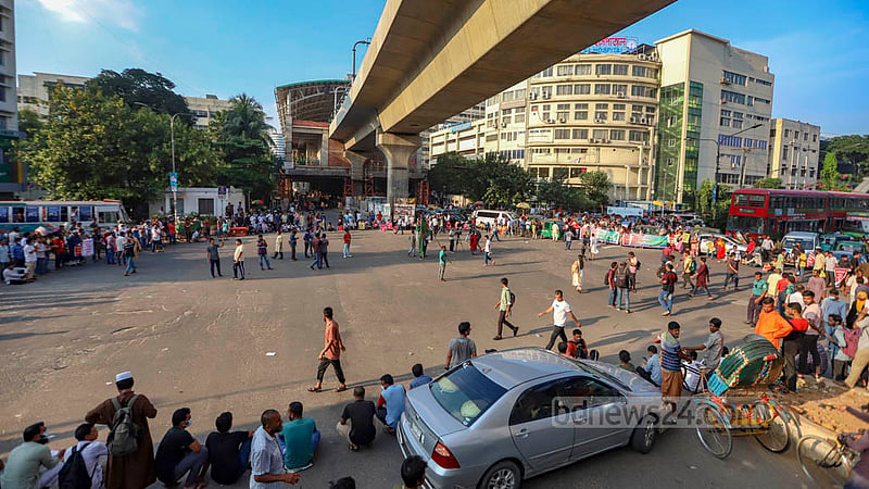 A group of job-seekers blockade the Shahbagh intersection in Dhaka on Friday, Sept 9, 2022, demanding that the government raise the maximum age for job application to 35 years.