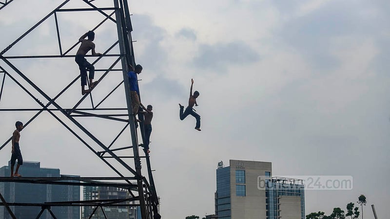 These teens identified themselves as school and Islamic seminary students in Dhaka’s Rampura area, and live in the nearby Bagichartec slum, adjacent to the Rampura Mahanagar Housing project.