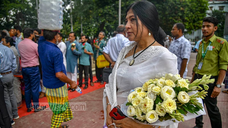 People visit the Central Shaheed Minar in Dhaka to pay their last respects to renowned lyricist Gazi Mazharul Anwar on Monday, Sept 5, 2022.