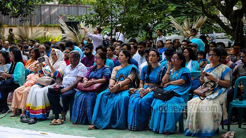 People of all ages attend the Sharat Festival, or Autumn Festival, organised by Chhayanaut at Dhaka University’s Faculty of Fine Arts in Bakultala.