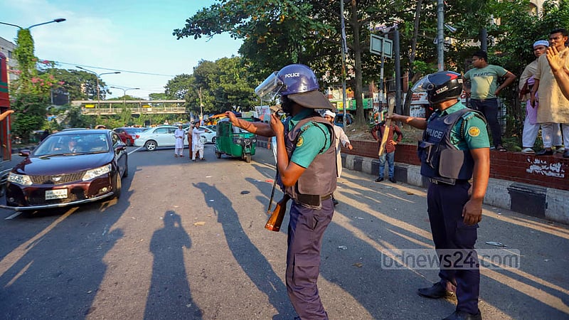 Police try to keep traffic normal during protests demanding that the government raise the maximum age for job application to 35 years at Shahbagh in Dhaka on Friday, Sept 9, 2022.