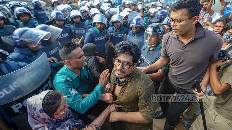 Police baton-charge protesters at Shahbagh in Dhaka during a demonstration demanding that the government raise the maximum age for job application to 35 years at Shahbagh in Dhaka on Friday, Sept 9, 2022.