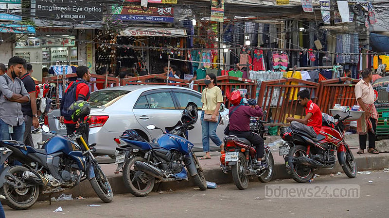 Passengers allege that motorcyclists in Dhaka are more interested in taking passengers without app services to charge more fare and evade sharing the income with the companies.