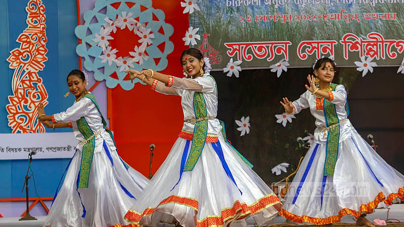 Dancers perform at an autumn festival event at Dhaka University’s Faculty of Fine Arts in Bakultala.