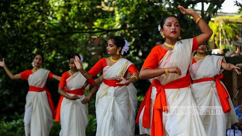 Artistes perform a dance routine at the Autumn Festival organised by Chhayanaut at Dhaka University's Faculty of Fine Arts premises on Friday, Sept 30, 2022.