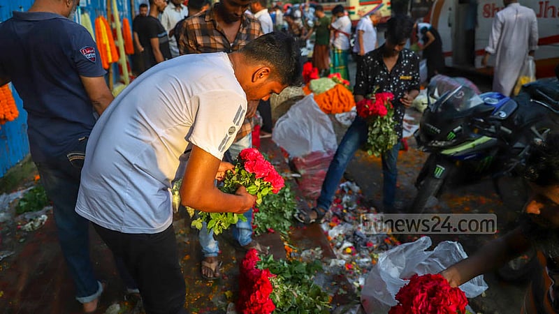 Roses of different sizes and prices dominate the morning wholesale flower market in Dhaka’s Shahbagh. The price starts from Tk 300 for a bouquet of 150 roses.