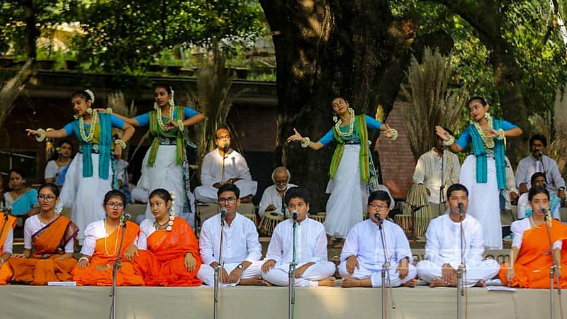 Artistes perform at the Autumn Festival organised by Chhayanaut at Dhaka University's Faculty of Fine Arts premises on Friday, Sept 30, 2022.