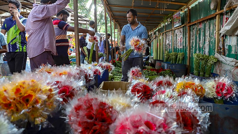 Exotic flower gerbera is now cultivated in Bangladesh. Traders were selling a bouquet of 20 gerberas at Tk 140 at the morning wholesale flower market in Dhaka’s Shahbagh on Friday, Sept 2, 2022.