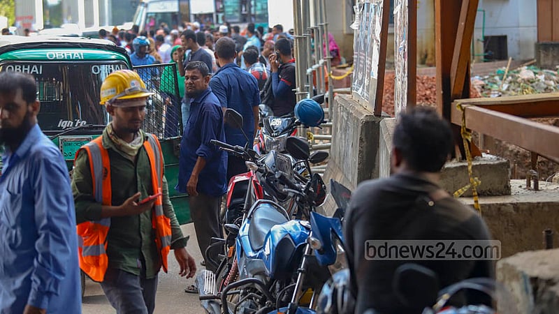 In Dhaka, motorcyclists wait at key points to pick up passengers without app services so that they do not need to pay the companies.