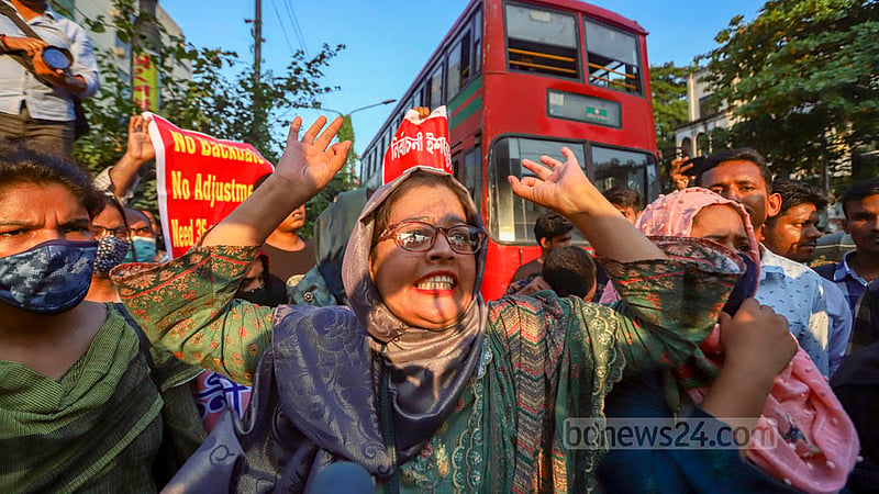Protesters shout slogans as police try to remove them from the Shahbagh intersection in Dhaka during a demonstration demanding that the government raise the maximum age for job application to 35 years on Friday, Sept 9, 2022.