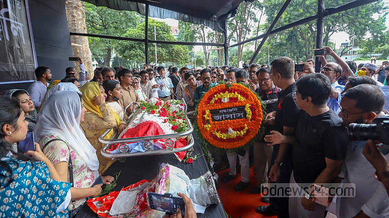 Political organisations paid their last respects to renowned lyricist Gazi Mazharul Anwar at the Central Shaheed Minar in Dhaka on Monday, Sept 5, 2022.
