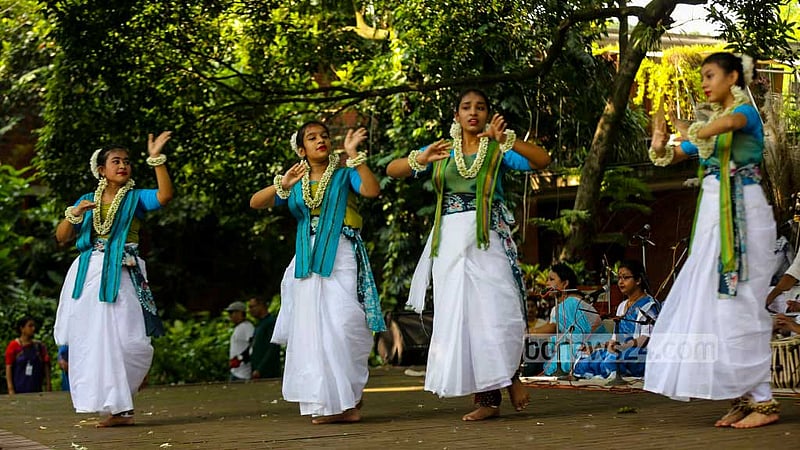 Artistes perform a dance routine at the Autumn Festival organised by Chhayanaut at Dhaka University's Faculty of Fine Arts premises on Friday, Sept 30, 2022.