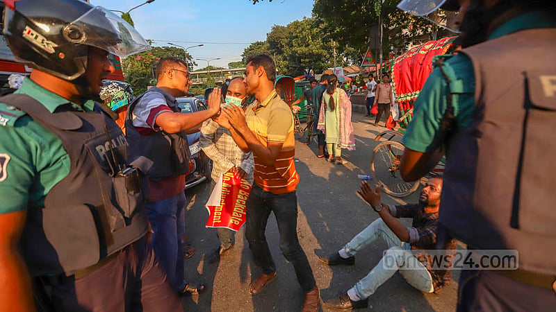 Police try to remove protesters from the Shahbagh intersection in Dhaka during a demonstration demanding that the government raise the maximum age for job application to 35 years on Friday, Sept 9, 2022.