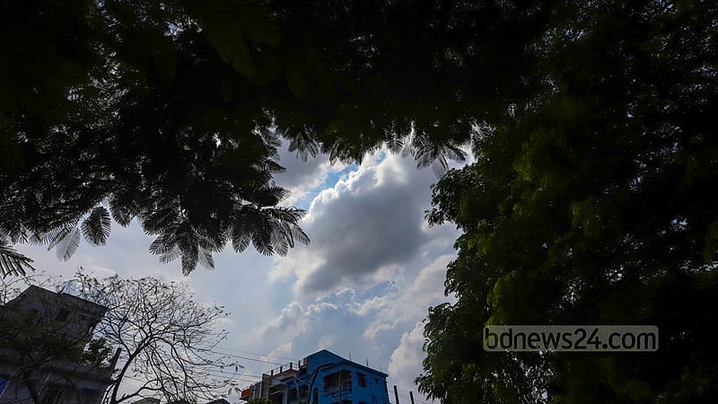 Climate change has altered the seasons in Bangladesh. Autumn usually brings clouds throughout the day, but the scene is a bit different this year. The bright sunny weather turned dark in the afternoon on Saturday, Sept 10, 2022.