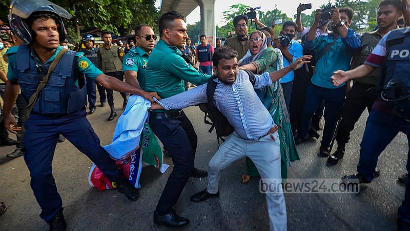 Police baton-charge protesters at Shahbagh in Dhaka during a demonstration demanding that the government raise the maximum age for job application to 35 years at Shahbagh in Dhaka on Friday, Sept 9, 2022.