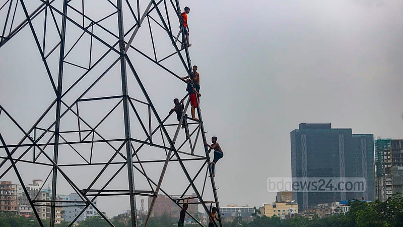 Some teens are spotted climbing the high-voltage power supply tower on Hatirjheel lake to make dives into the water on Tuesday, Sept 6, 2022.