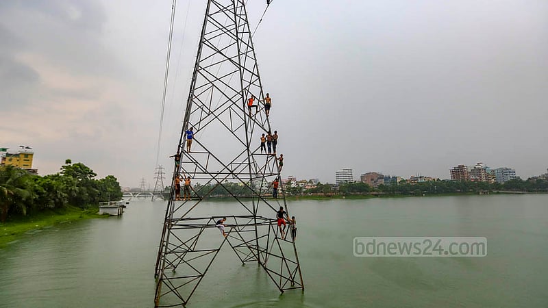 Some teens are spotted climbing the high-voltage power supply tower on Hatirjheel lake to make dives into the water on Tuesday, Sept 6, 2022.