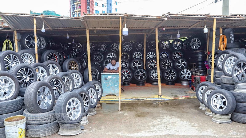 Traders have set up shops on Uttara's Sonargaon Janapath Road in the Khalpar area to sell used tyres.