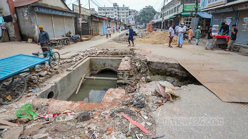French Road has been dug up for the installation of sewage and water pipes. People walk on steel sheets in some places to avoid accidents.