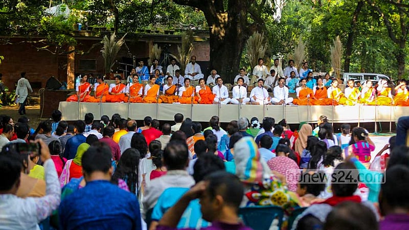 After two pandemic-ridden years, Chhayanaut, one of the country's pioneering cultural organisations, arranged the Sharat Utsab, or Autumn Festival, at Dhaka University's Faculty of Fine Arts premises on Friday, Sept 30, 2020