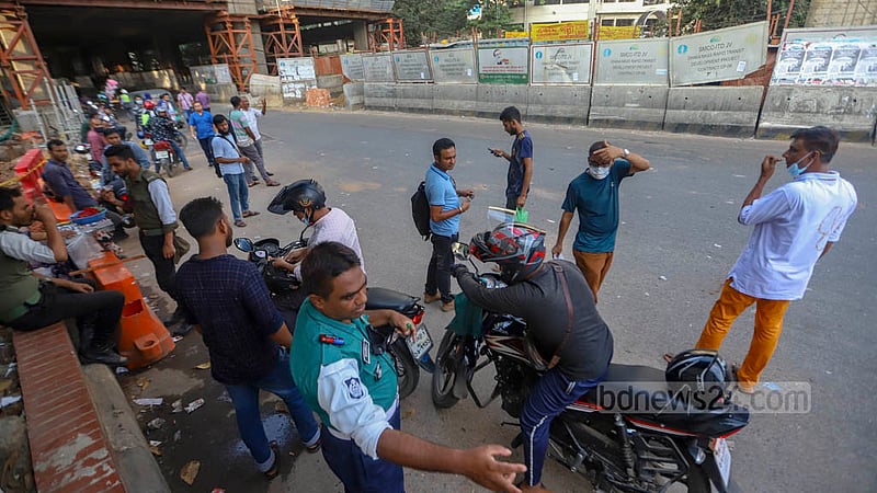 Motorcyclists shout to call passengers without app services, confusing the travellers and sometimes embarrassing motorbikers who do not share rides.