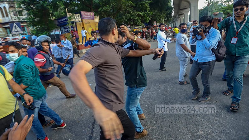 Police baton-charge protesters at Shahbagh in Dhaka during a demonstration demanding that the government raise the maximum age for job application to 35 years at Shahbagh in Dhaka on Friday, Sept 9, 2022.