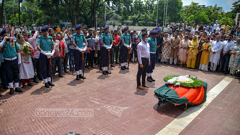 An executive magistrate leads the guard of honour to renowned lyricist and freedom fighter Gazi Mazharul Anwar at the Central Shaheed Minar in Dhaka on Monday, Sept 5, 2022.