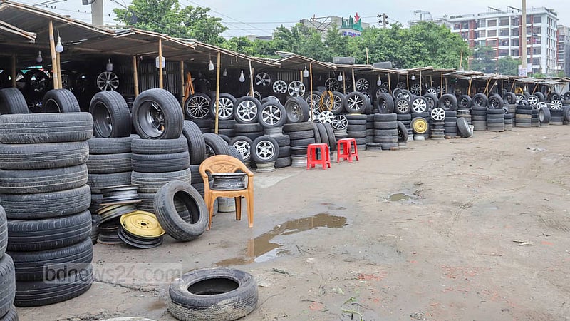 Traders have set up shops on Uttara's Sonargaon Janapath Road in the Khalpar area to sell used tyres.