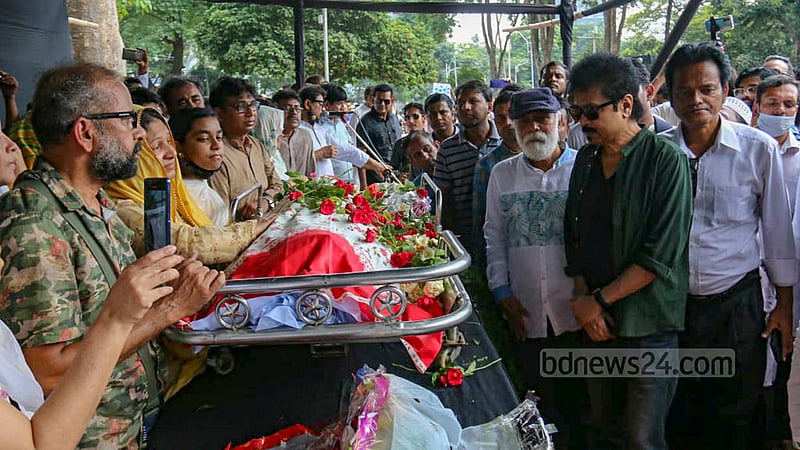 Organisations of artists paid their last respects to renowned lyricist Gazi Mazharul Anwar at the Central Shaheed Minar in Dhaka on Monday, Sept 5, 2022.