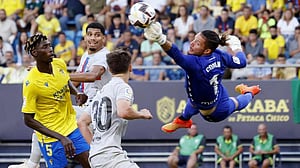 Cadiz keeper Ledesma praised for helping save fan's life