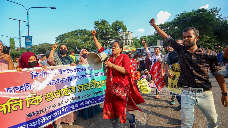 Protesters shout slogans demanding that the government raise the maximum age for job application to 35 years at Shahbagh in Dhaka on Friday, Sept 9, 2022.