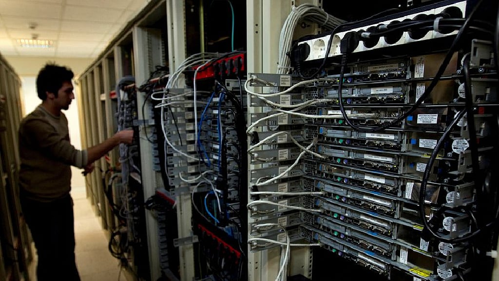 US adjusts sanctions to help Iranians evade online surveillance, censorship