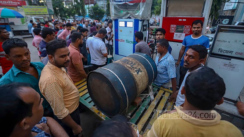 A refuelling station in Dhaka sees a rush of diesel buyers as electricity generators in office buildings and homes ran out of fuel during a power outage sparked by a national grid failure on Tuesday, Oct 4, 2022.