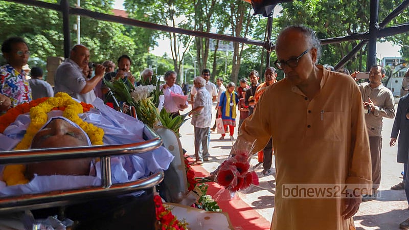 Actor and theatre activist Ramendu Majumdar pays tribute to artist Samarjit Roy Chowdhury at the Central Shaheed Minar in Dhaka on Monday, Oct 10, 2022.