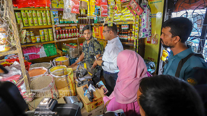 The Directorate of National Consumer Rights Protection launches a special drive in Dhaka's Karwan Bazar on Saturday, Oct 22, 2022, over allegations that traders are selling sugar at higher than the government-fixed rates.