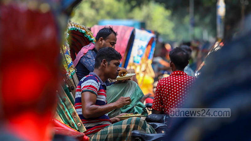 Many rickshawpullers have their all-you-can-eat meals on their three-wheelers.
