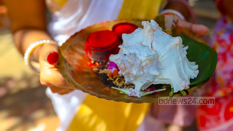 Married Hindu women smear each other with vermilion after putting that at the feet of goddess Durga’s idol as part of a Durga Puja ritual at Dhakeshwari National Temple on Wednesday, Oct 05, 2022.