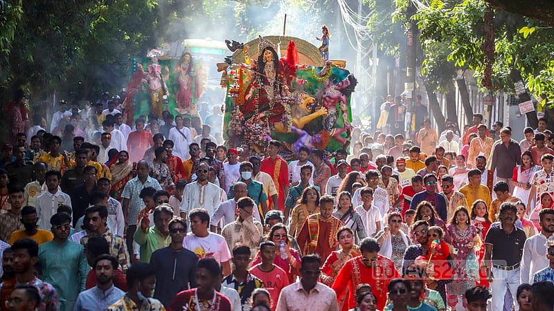 Hindu devotees carry idols of goddess Durga and her companions for immersion from Dhanmondi in Dhaka on Bijoya Dashami on Wednesday, Oct 5, 2022.
